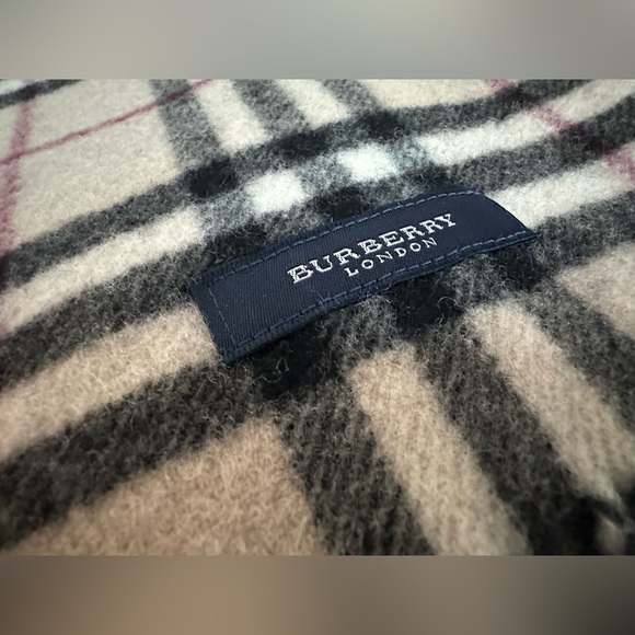 Authentic Burberry Classic Nova Check Scarf, lap blanket, shawl 100% pure wool - Picture 8 of 15